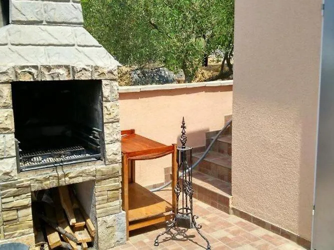 With Balcony In דירה Vinišće